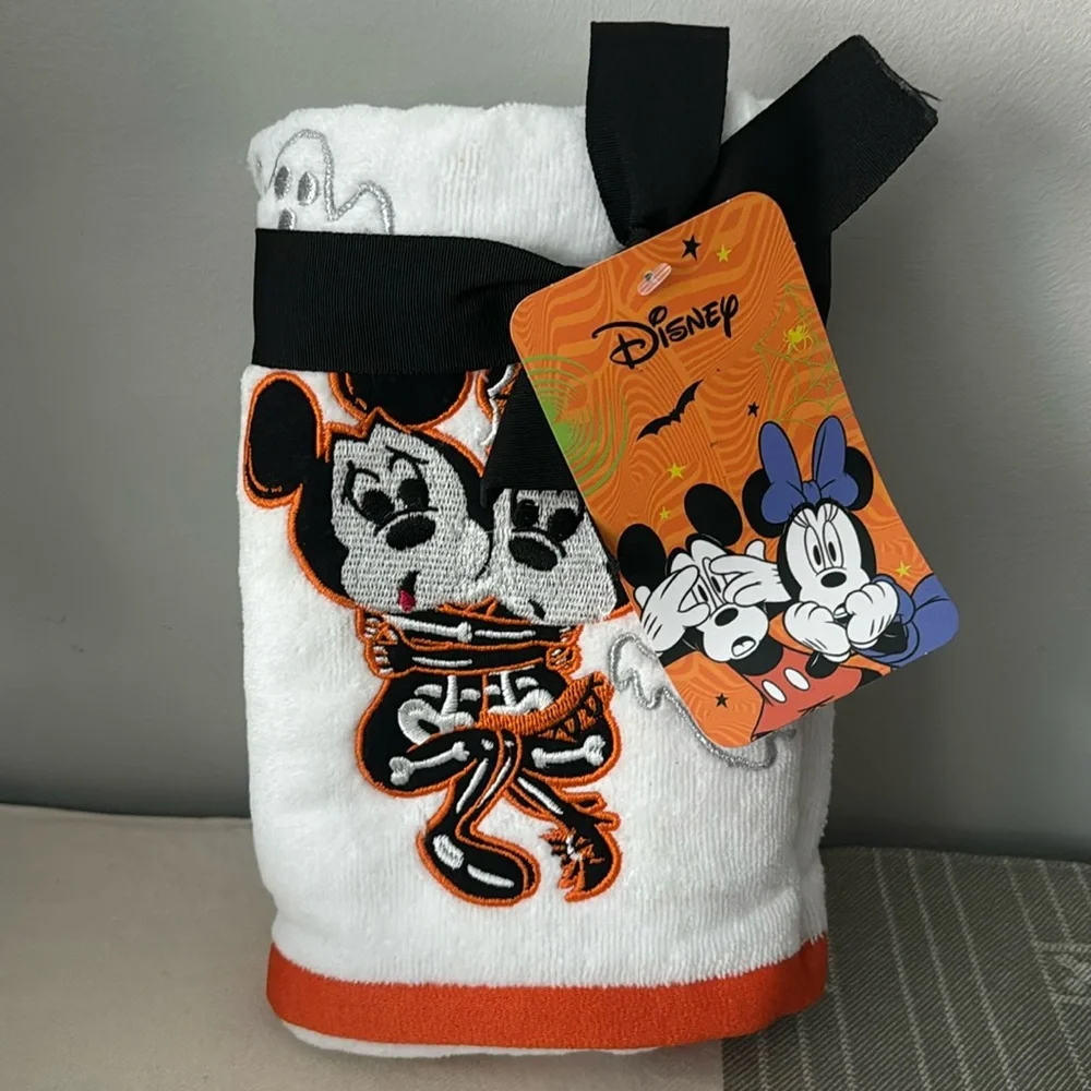 NWT Disney Mickey and Minnie embroidered hand towels